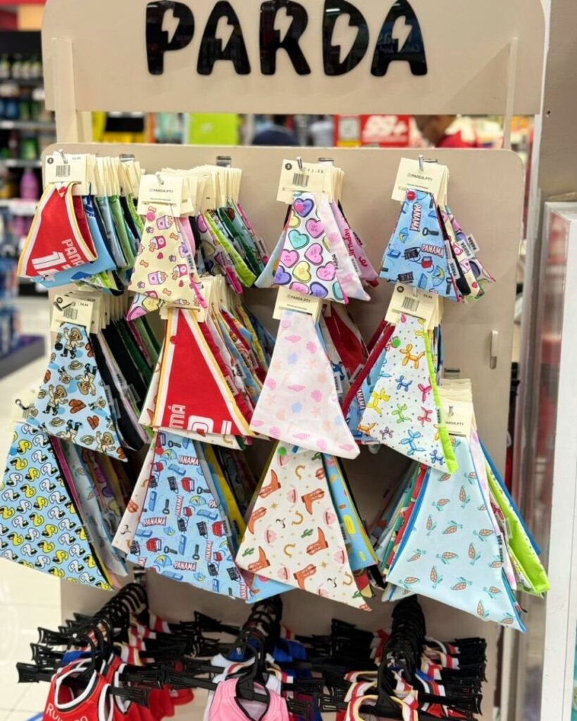 Exhibidor de bandanas para perros en tienda