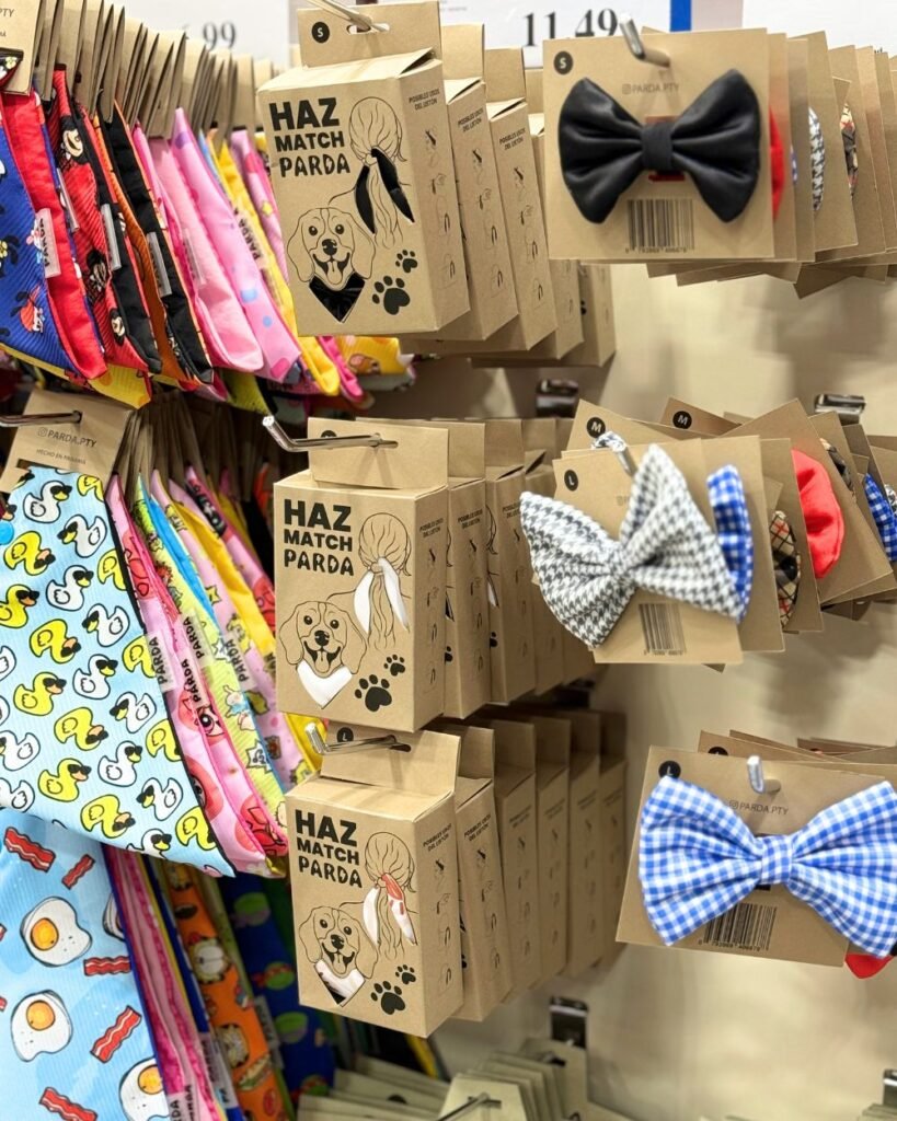 Lazos y accesorios para mascotas en exhibidor