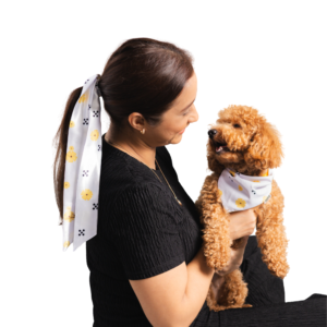 Set de accesorios a juego para mascota y dueña con bandana y listón color blanco floral talla m